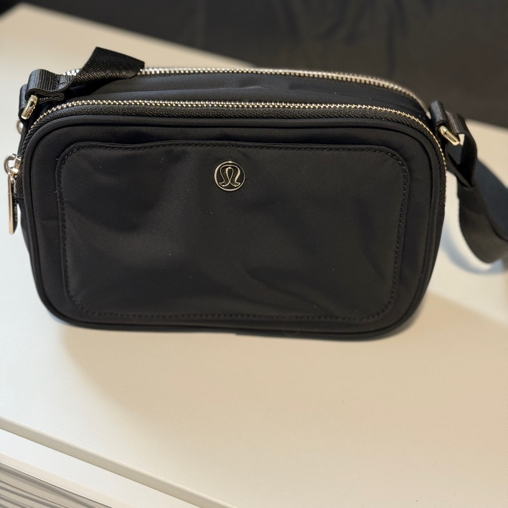 Crossbody Camera Bag 2L Black with Gold